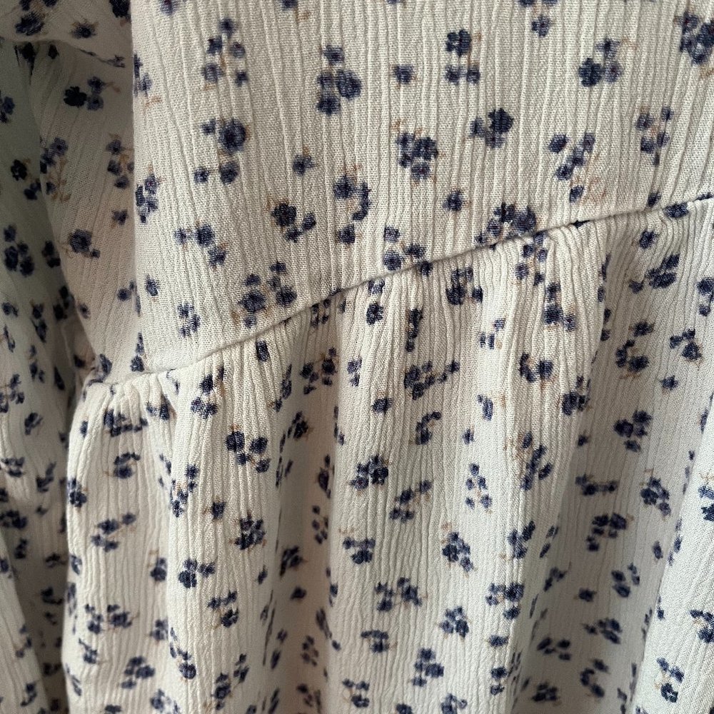 Hippie Rose Peplum Blue and White Floral Top tie detail front Size Large - Picture 4 of 11